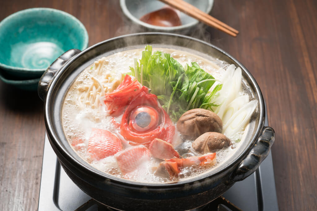 魚を丸ごと鍋で調理するレシピ例「金目鯛のみそ鍋」