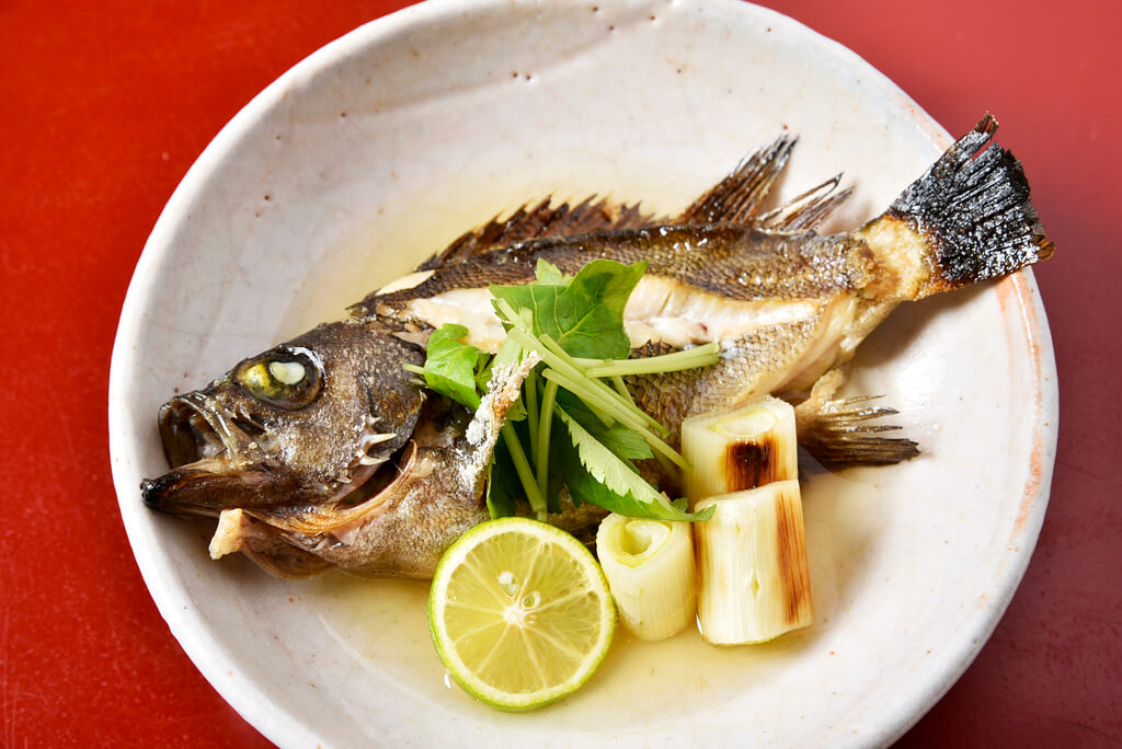 魚を丸ごとグリルで調理するレシピ例「メバルのグリル焼き」