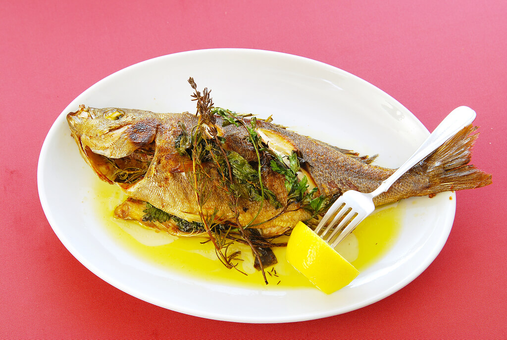 魚を丸ごとオーブンで調理するレシピ例「カサゴのオーブン焼き」