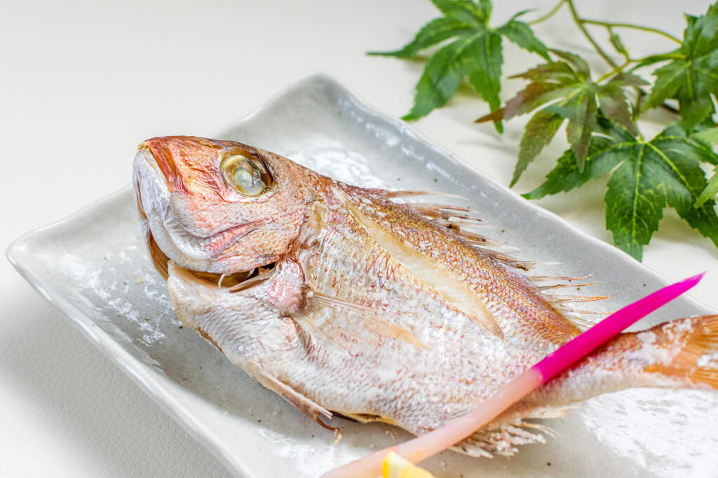 魚を丸ごとフライパンで調理するレシピ例「鯛の塩焼き」